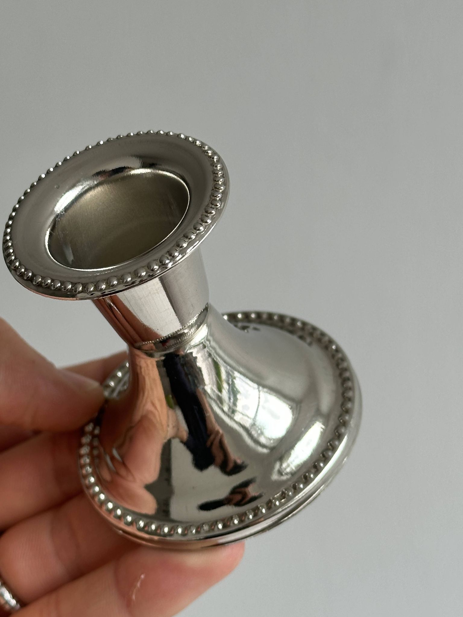 Paire de petits bougeoirs en métal léger
