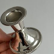 Paire de petits bougeoirs en métal léger