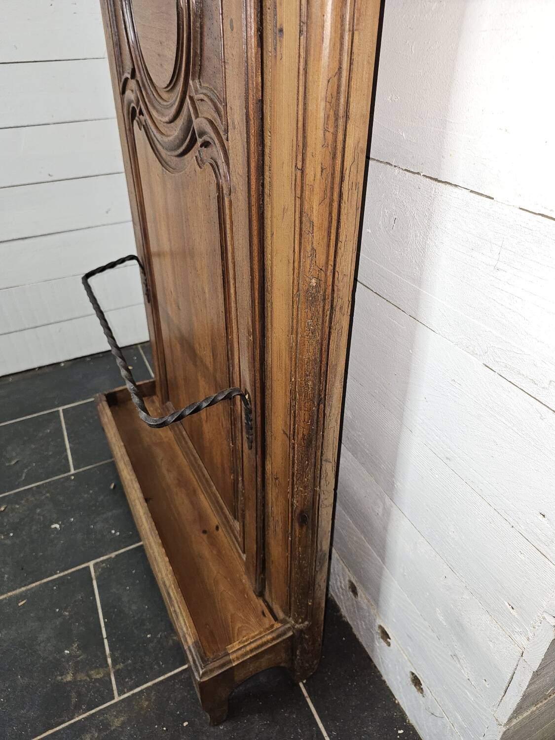 Wall-mounted locker in walnut