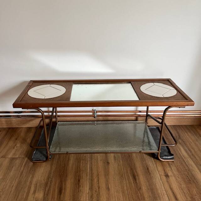 Table basse artisanale et fonctionnelle