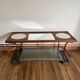 Table basse artisanale et fonctionnelle