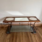 Table basse artisanale et fonctionnelle