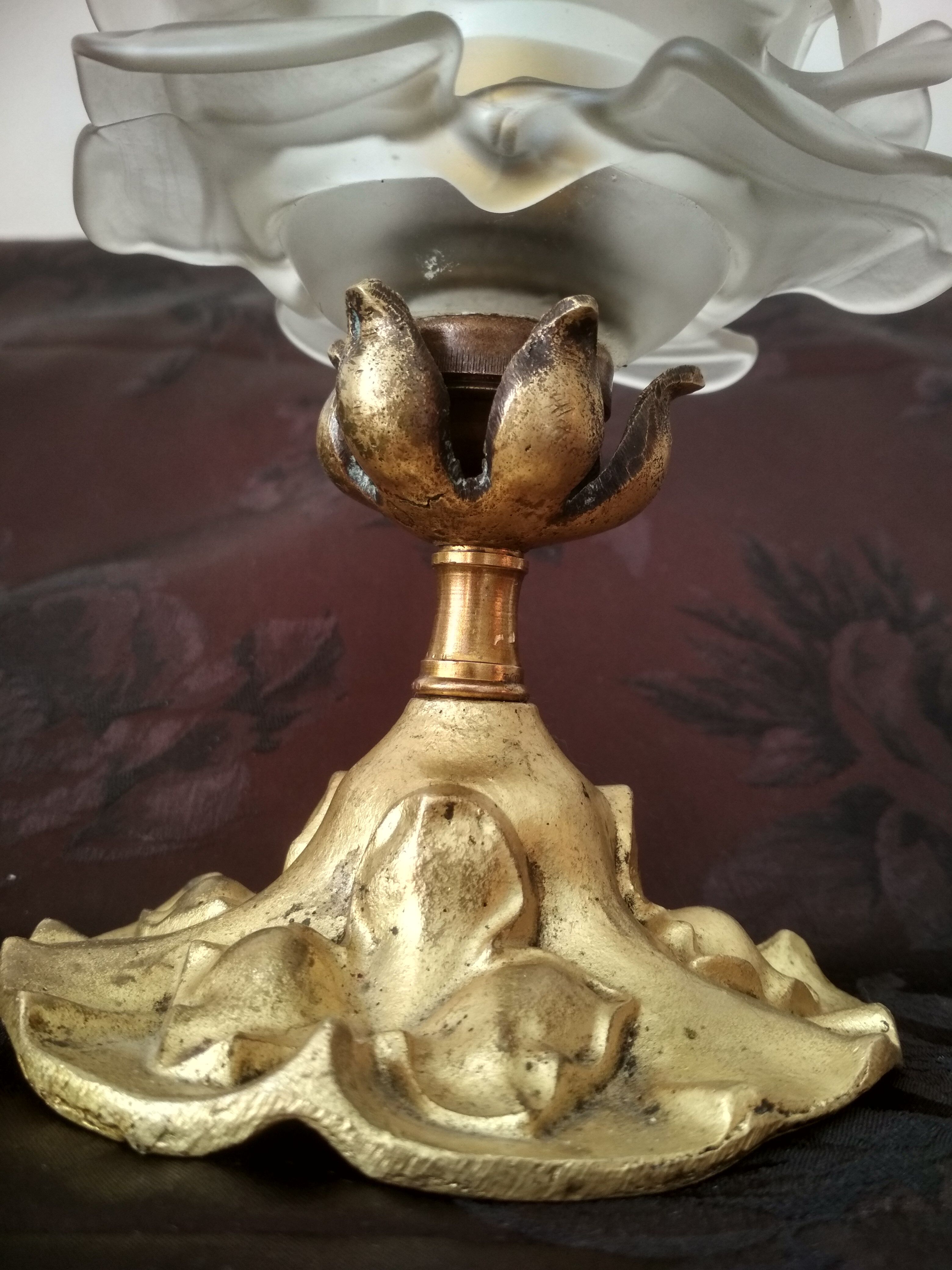 Art nouveau lamp in gilded bronze with glass tulip