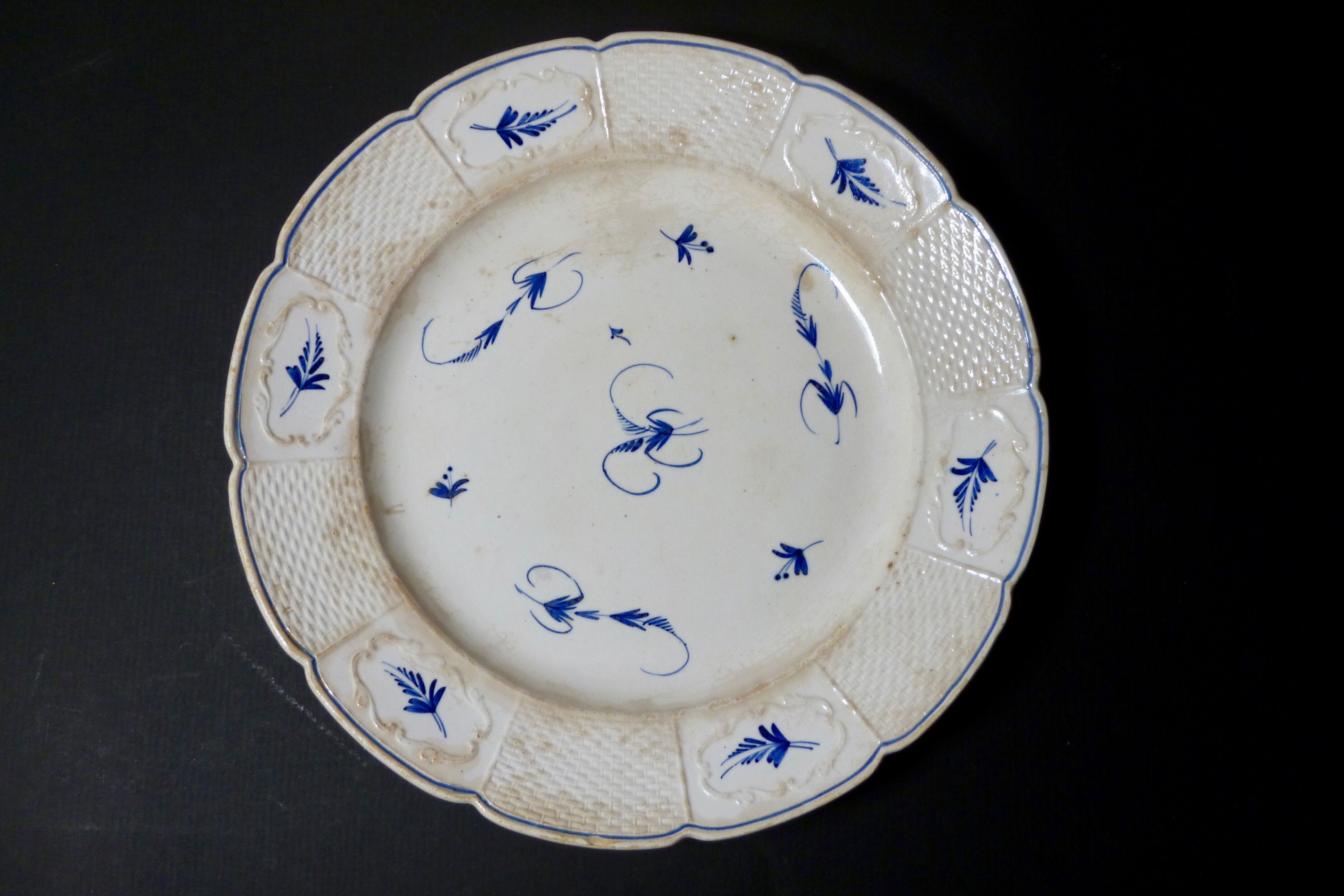 Pair of old chantilly plates (?) blue flower seedlings 18th probable