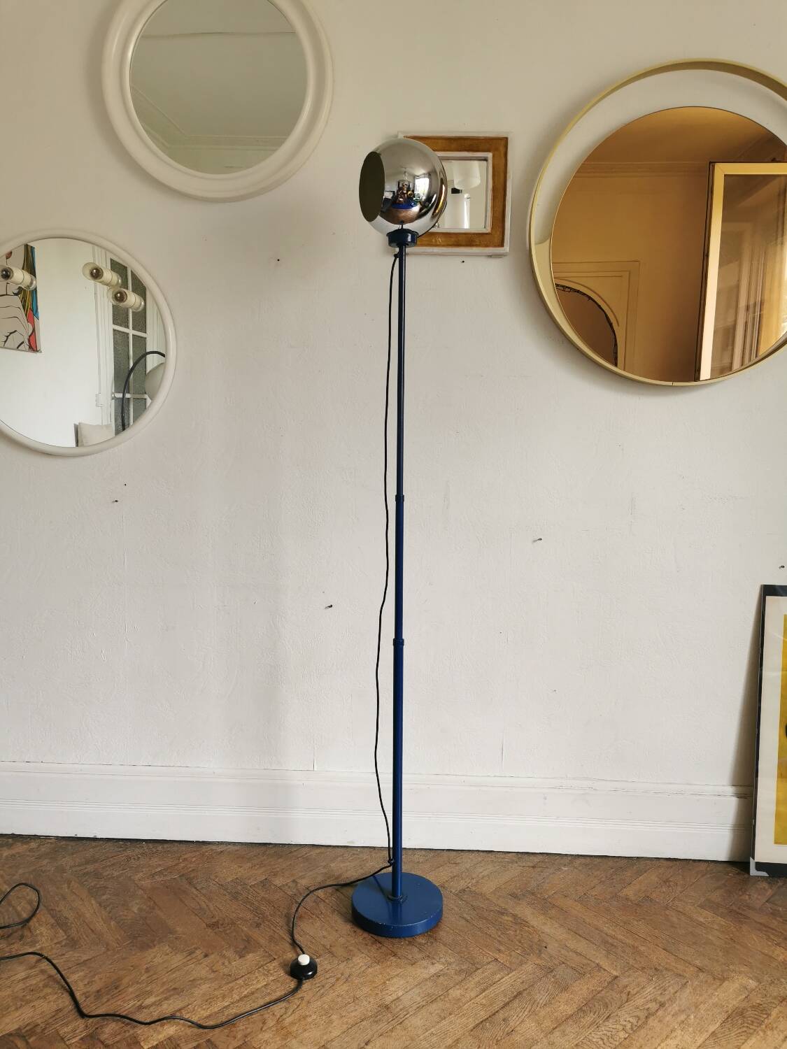 Extendable eyeball floor lamp