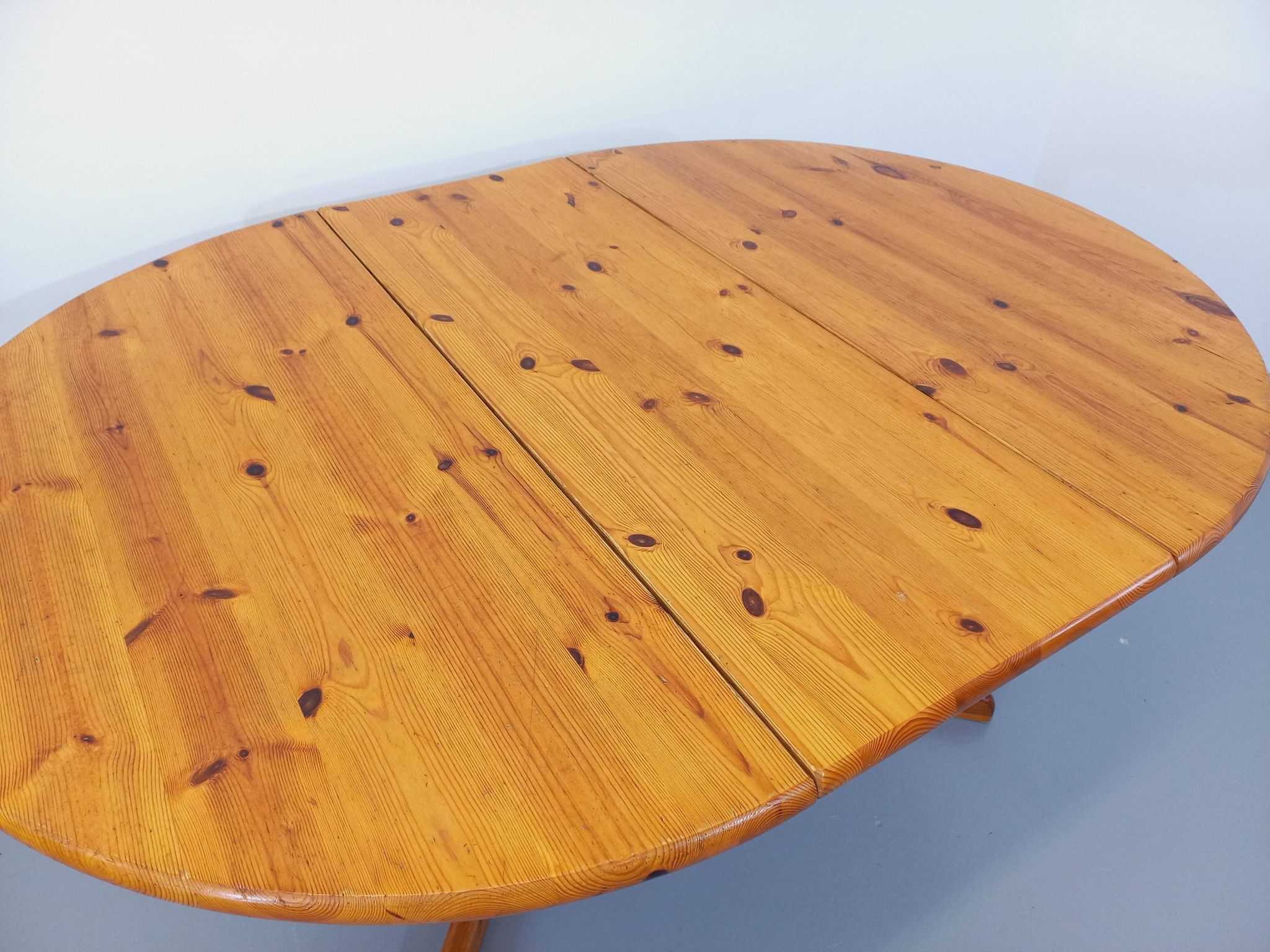 Suite of a round table with extension and 4 vintage pine chairs from the 60s and 70s