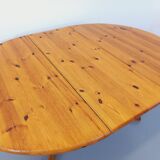 Suite of a round table with extension and 4 vintage pine chairs from the 60s and 70s