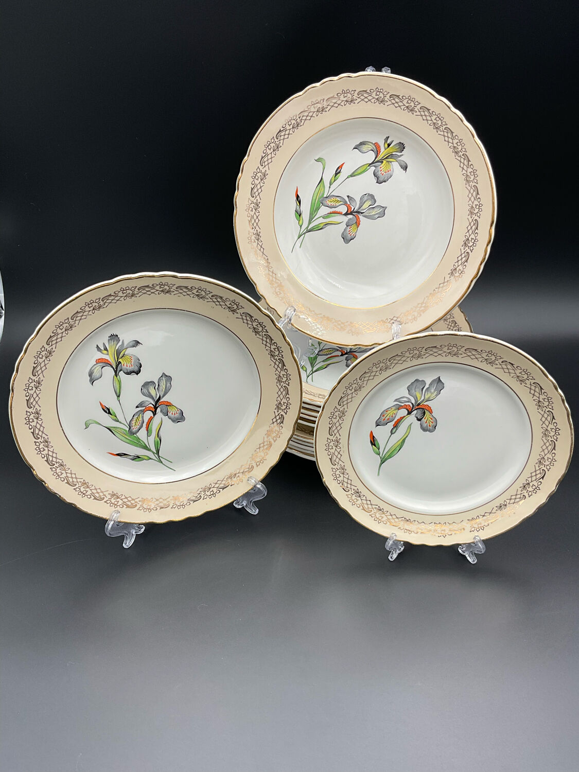 Porcelain plates signed moulin des loups 18 pieces