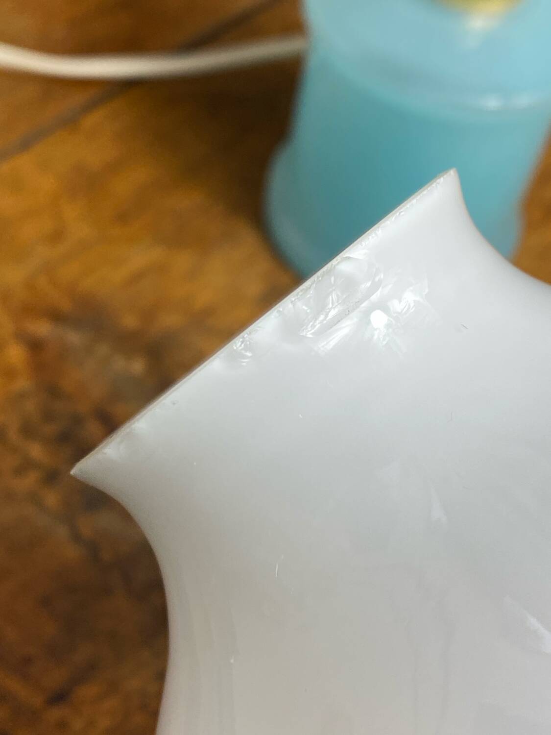 Lampe en opaline blanche et bleue 