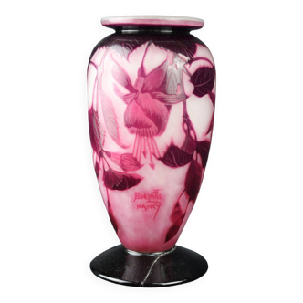 Grand vase Andre Delatte en verre multicouche gravé à l’acide - décor de fleurs de fuchsias