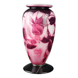 Large Andre Delatte vase in acid-etched multilayer glass - fuchsia flower decoration