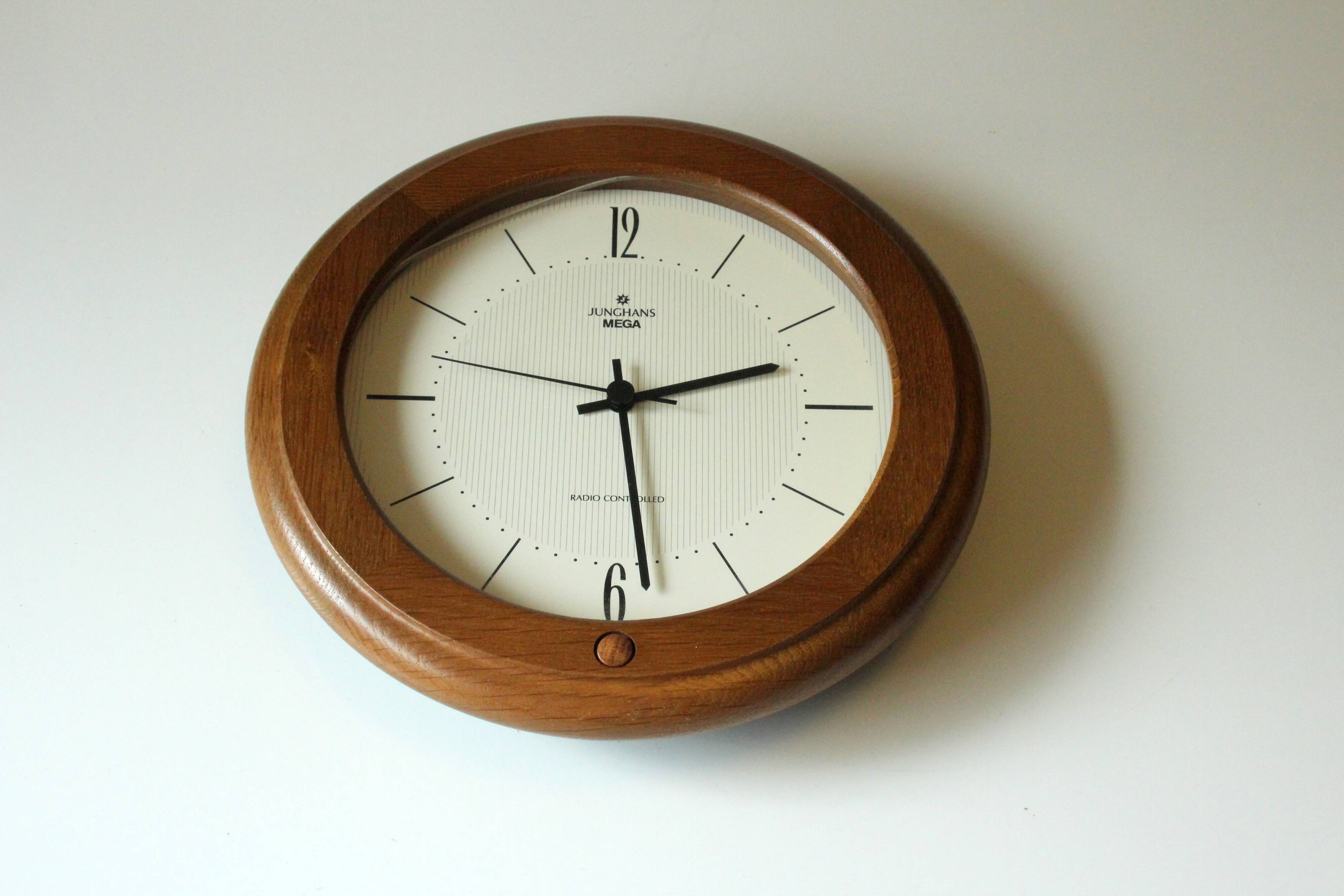 Horloge murale encadrée en bois faite par Junghans vintage