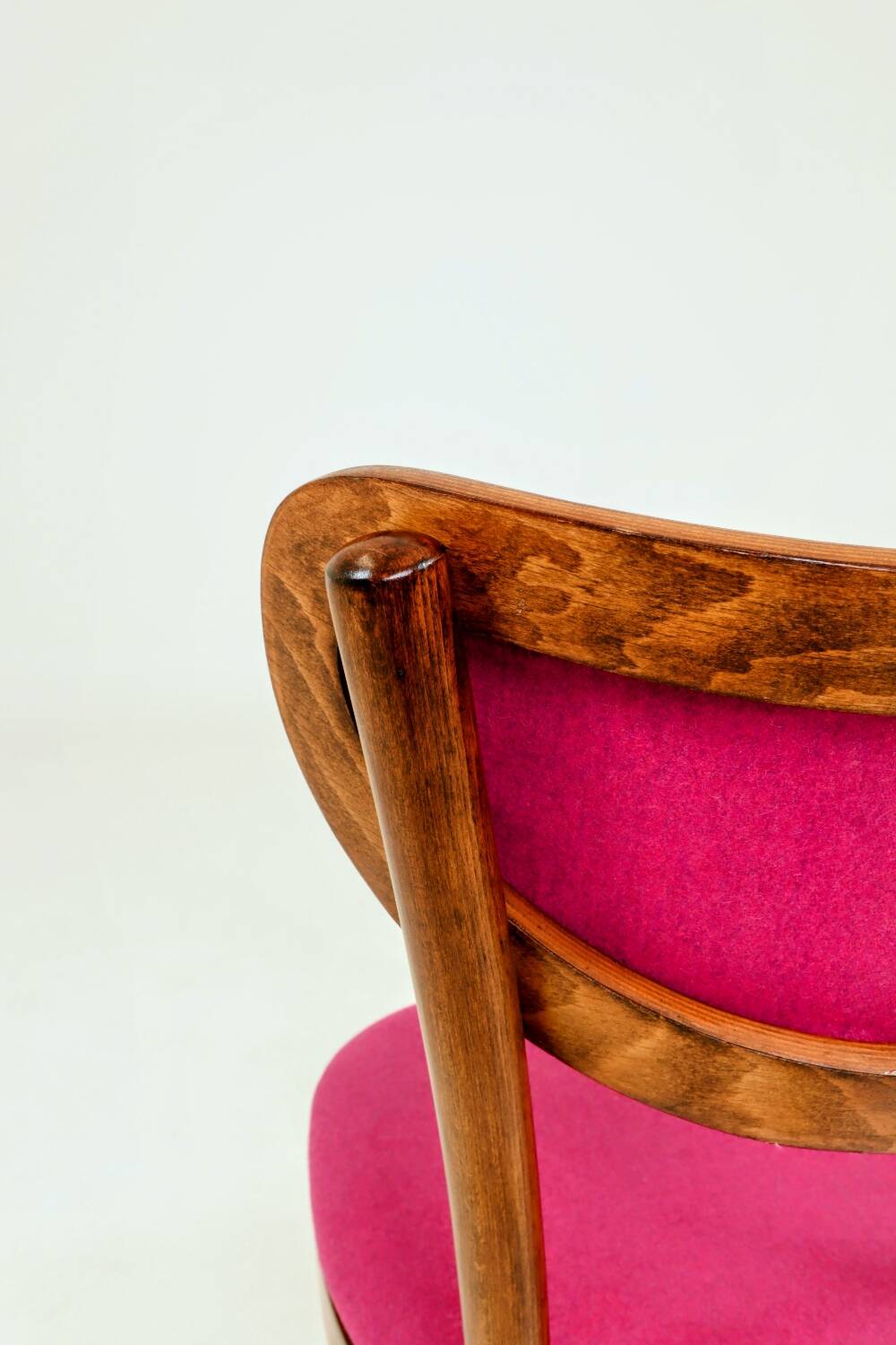 Chaise rétro en bois cintré de style classique, revêtement en laine fuchsia, rénovée.