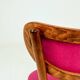 Chaise rétro en bois cintré de style classique, revêtement en laine fuchsia, rénovée.