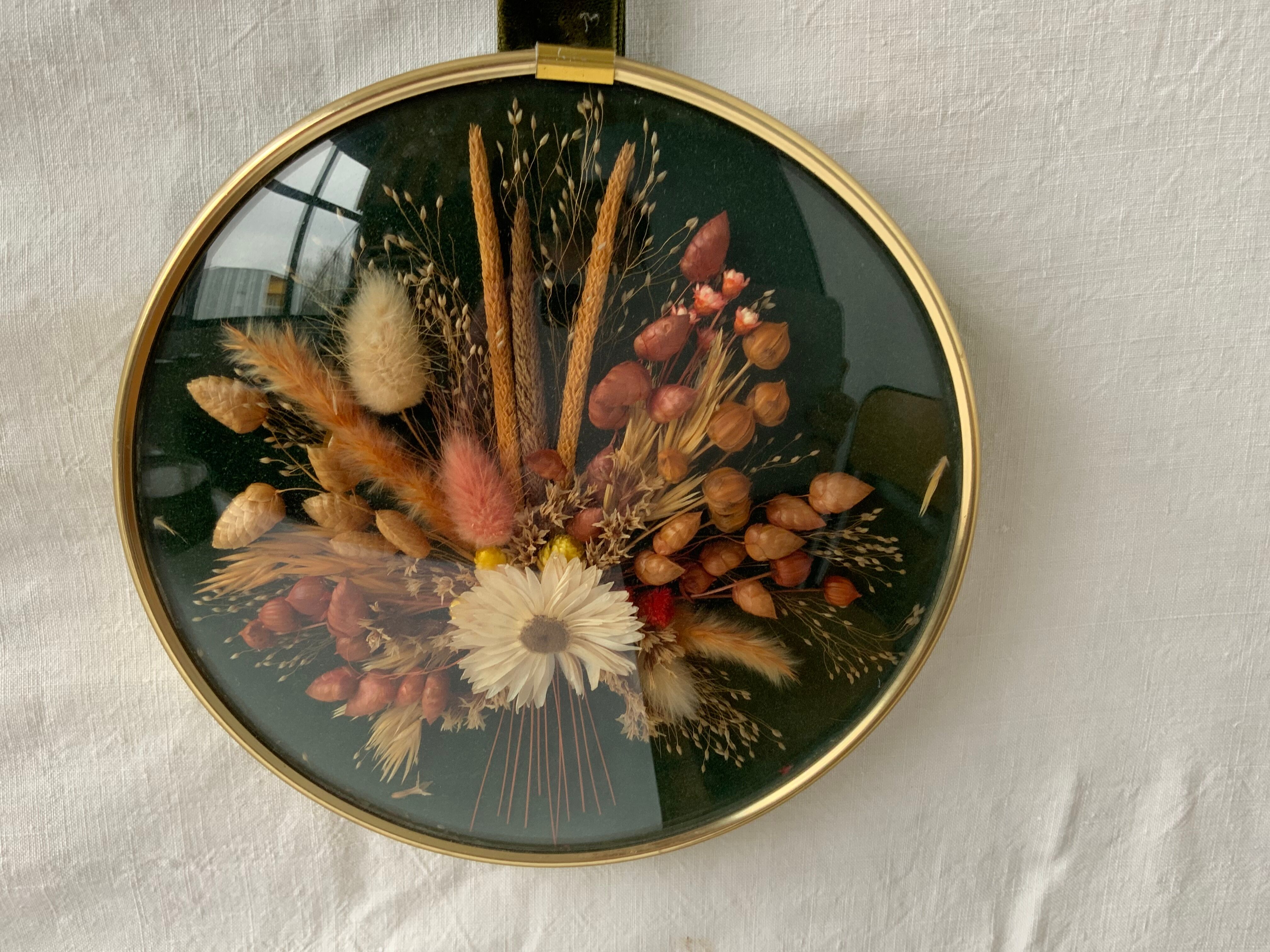 Vintage frame flowers dry