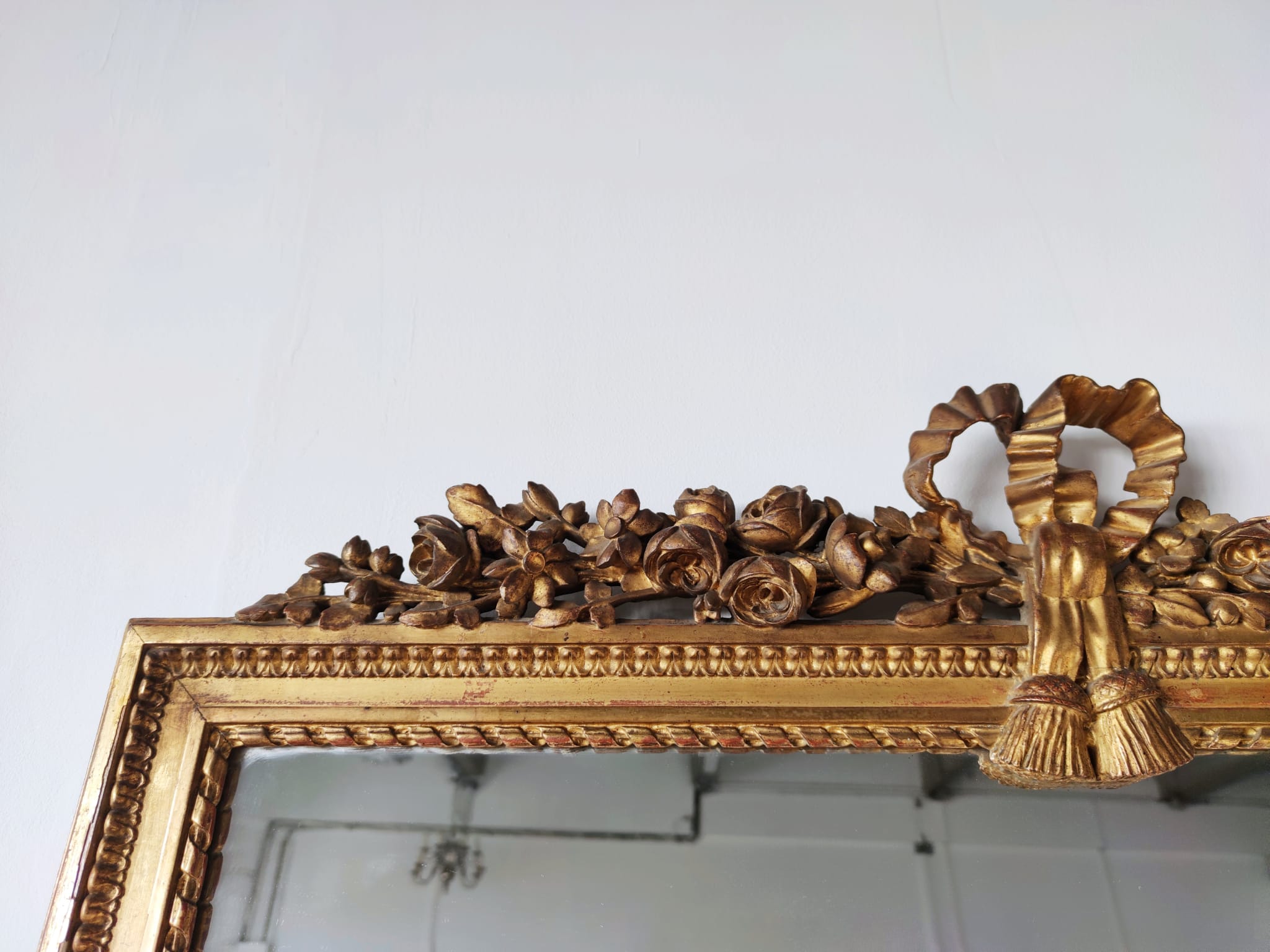 Miroir de cheminée en bois doré à décor de nœud et de roses H : 164 cm
