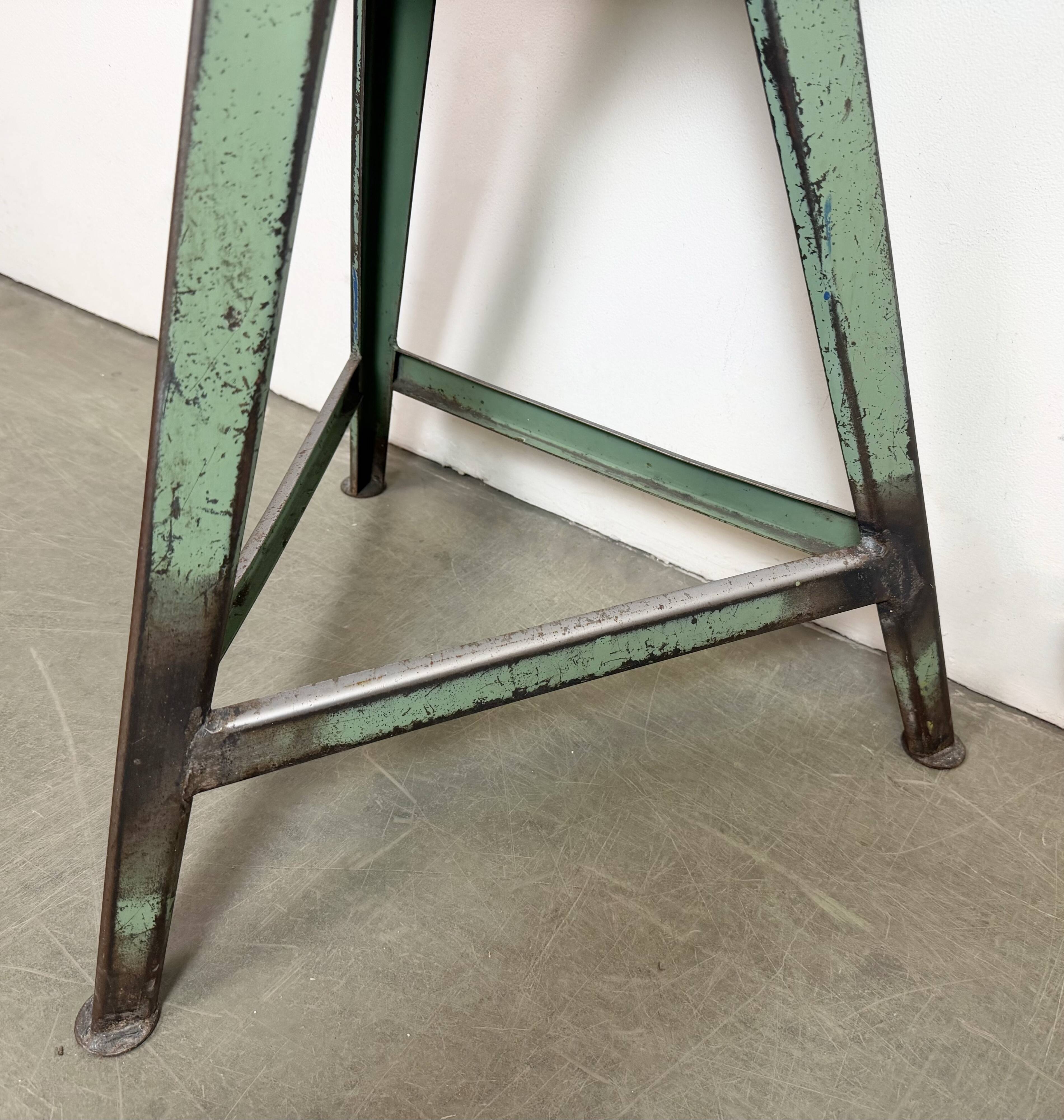Tabouret d'atelier industriel vert, années 1960