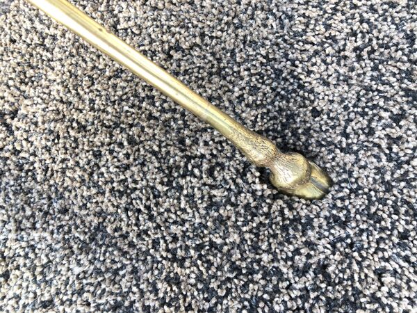 Table basse en verre et laiton pieds tripode en forme de sabot, 1970