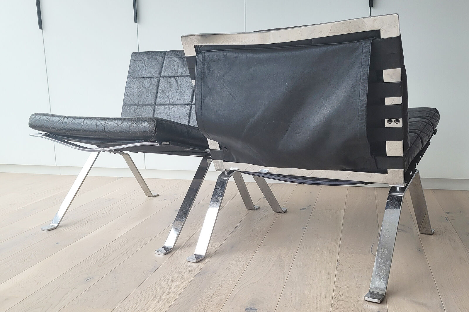 Pair of black leather loung chairs by Hans Eichenberger for Girsberger