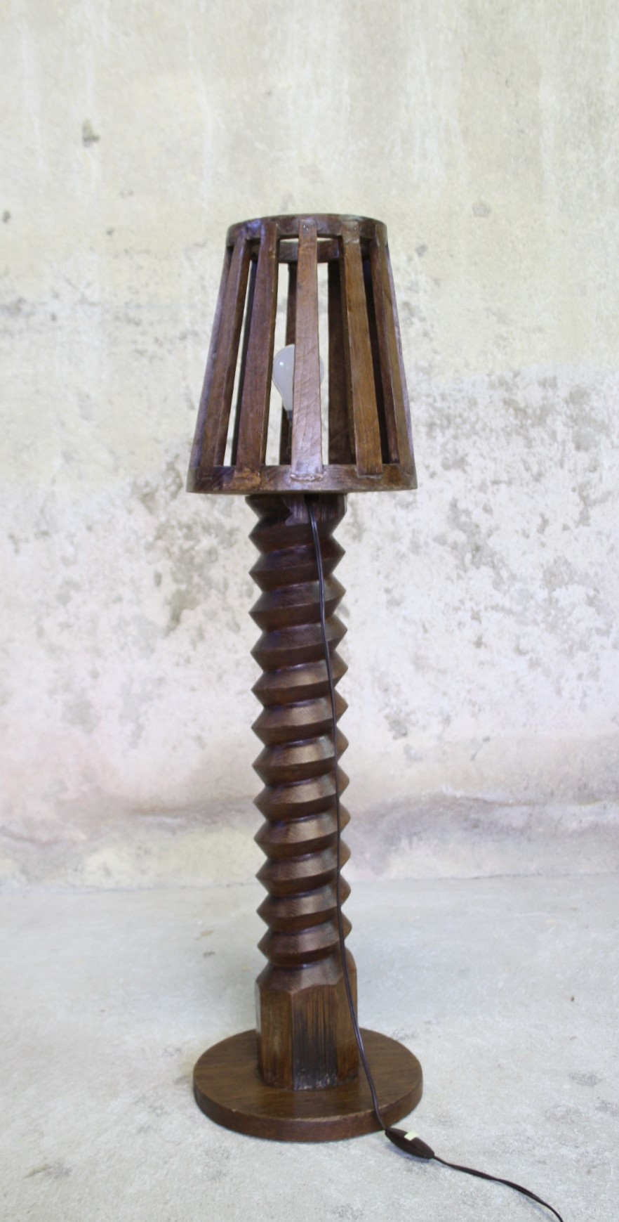 Press screw floor lamp