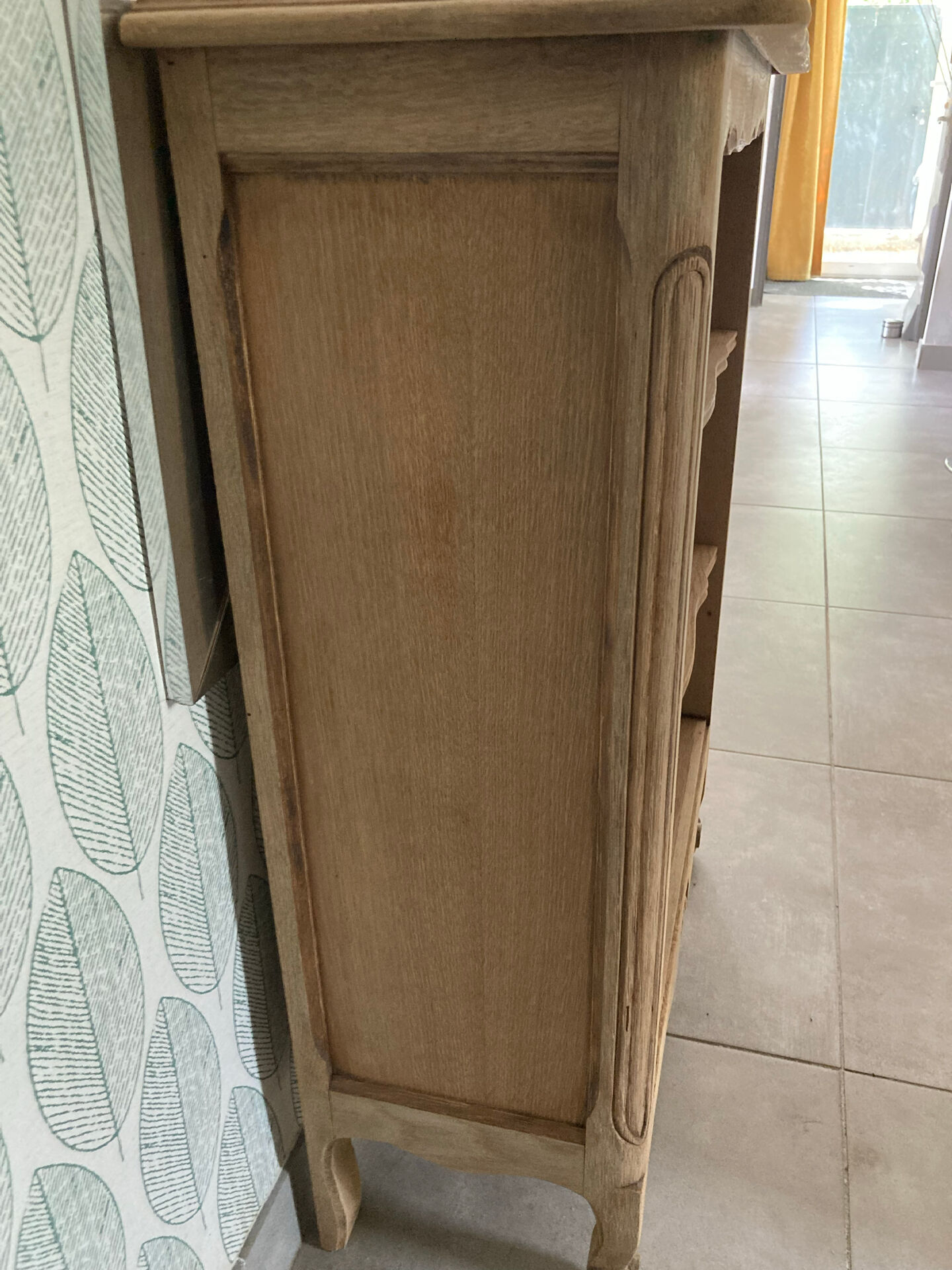 Beautiful oak sideboard, fully sanded, Louis XV style, with removable shelves.