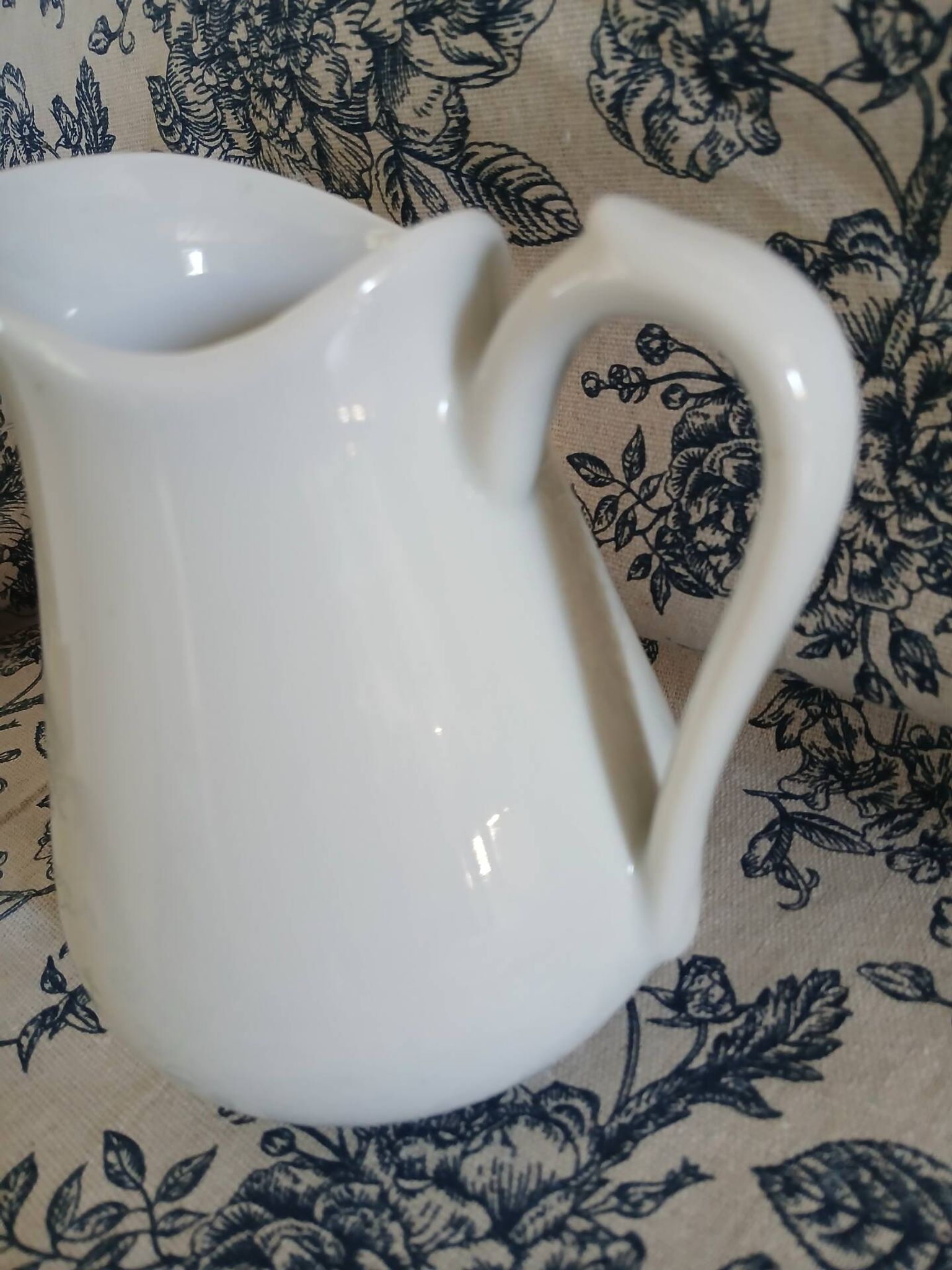 2 small vintage jugs