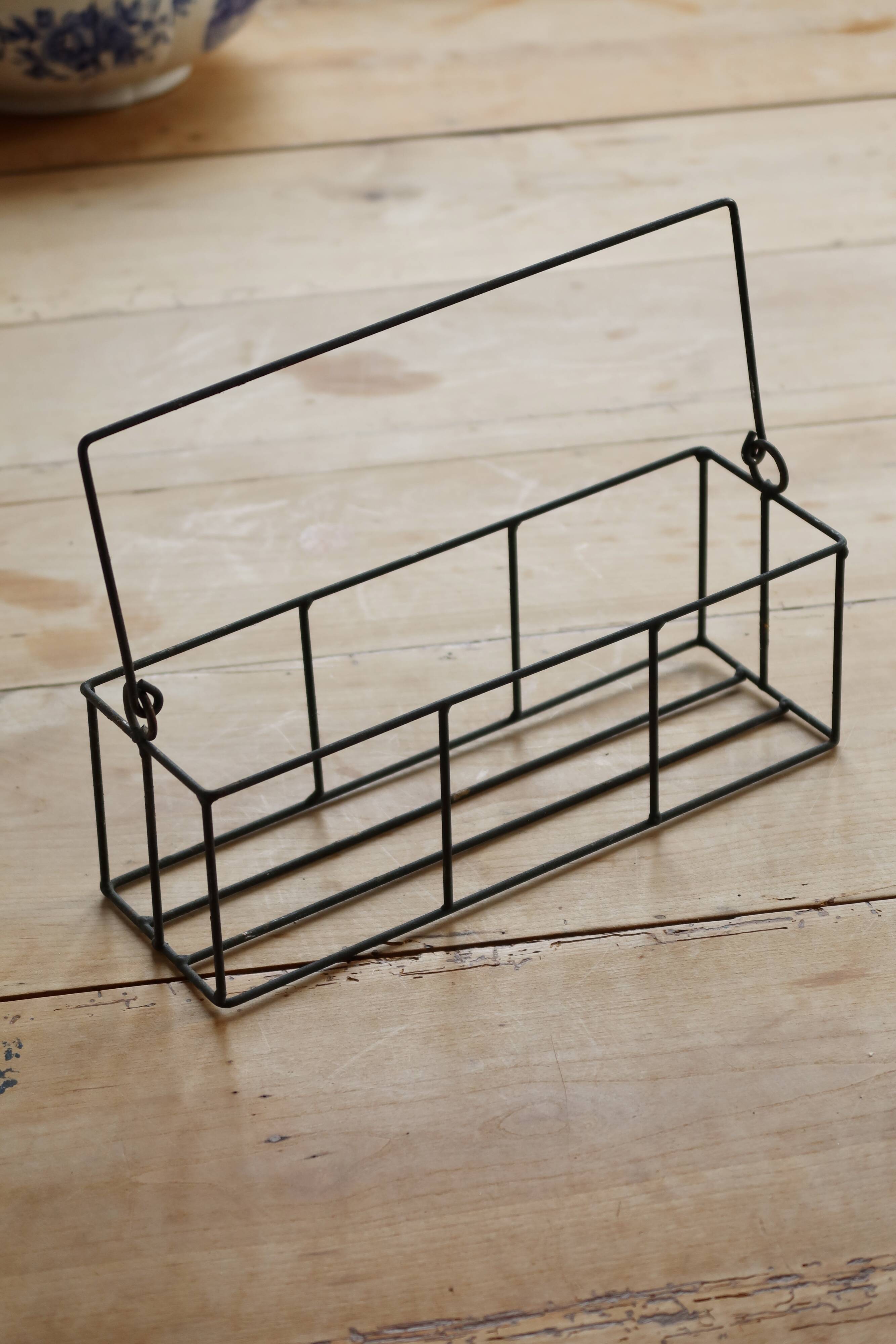 Panier rectangulaire en métal à structure filaire, doté d’une anse mobile e