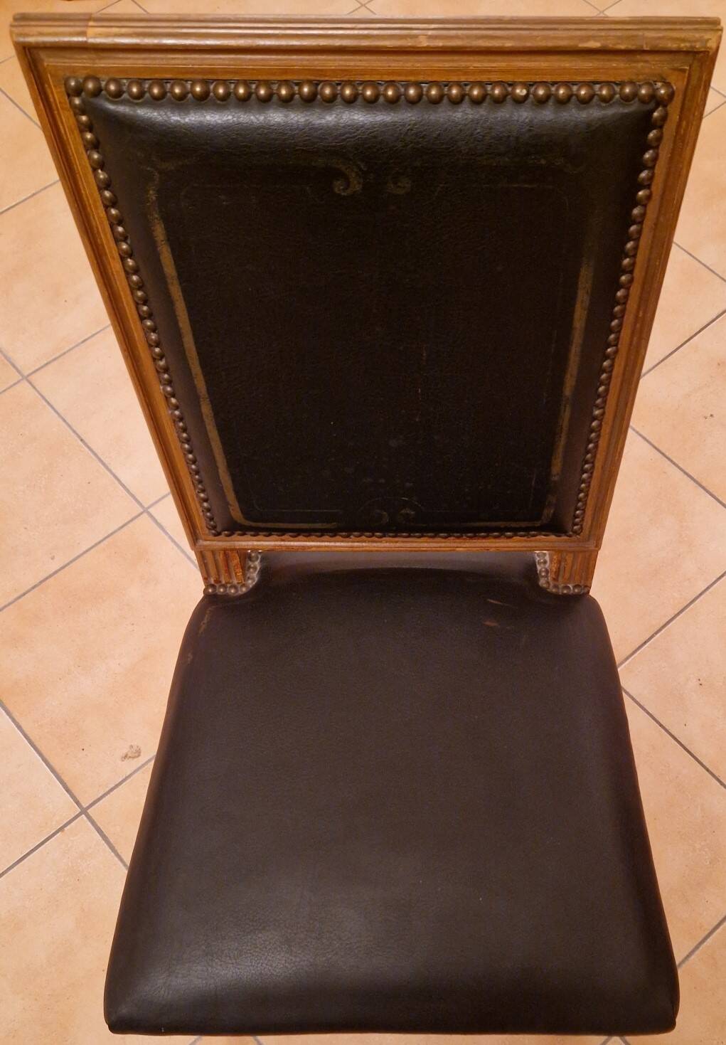 Antique Louis XVI style chair in solid wood and patinated leather.