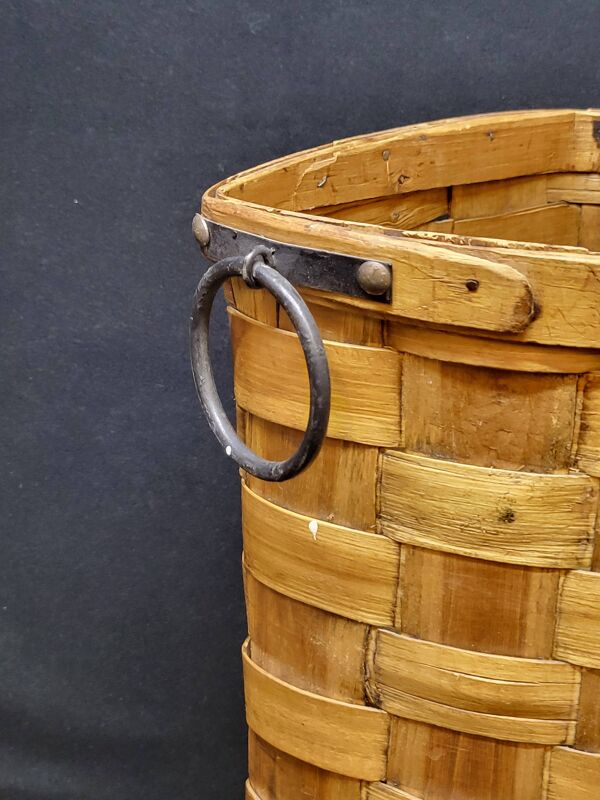 Ancienne corbeille vintage en bois tressé d'angle porte parapluie / panier