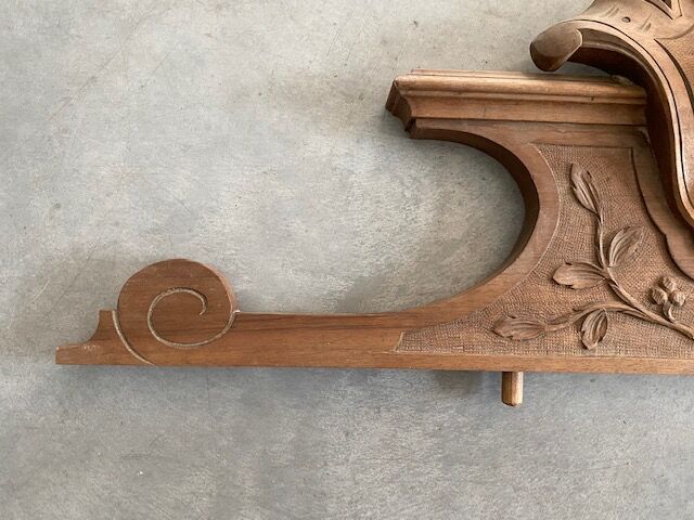 Monogrammed architectural element RE