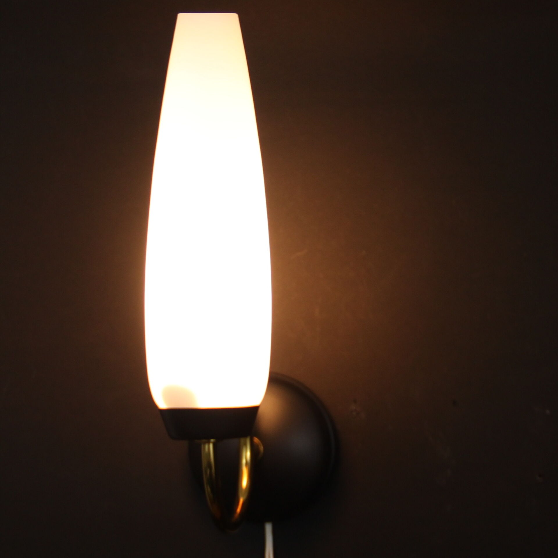 Paire d'appliques murales laiton métal noir verre opaline blanche 1960