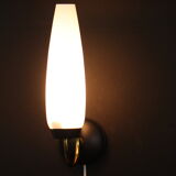 Paire d'appliques murales laiton métal noir verre opaline blanche 1960