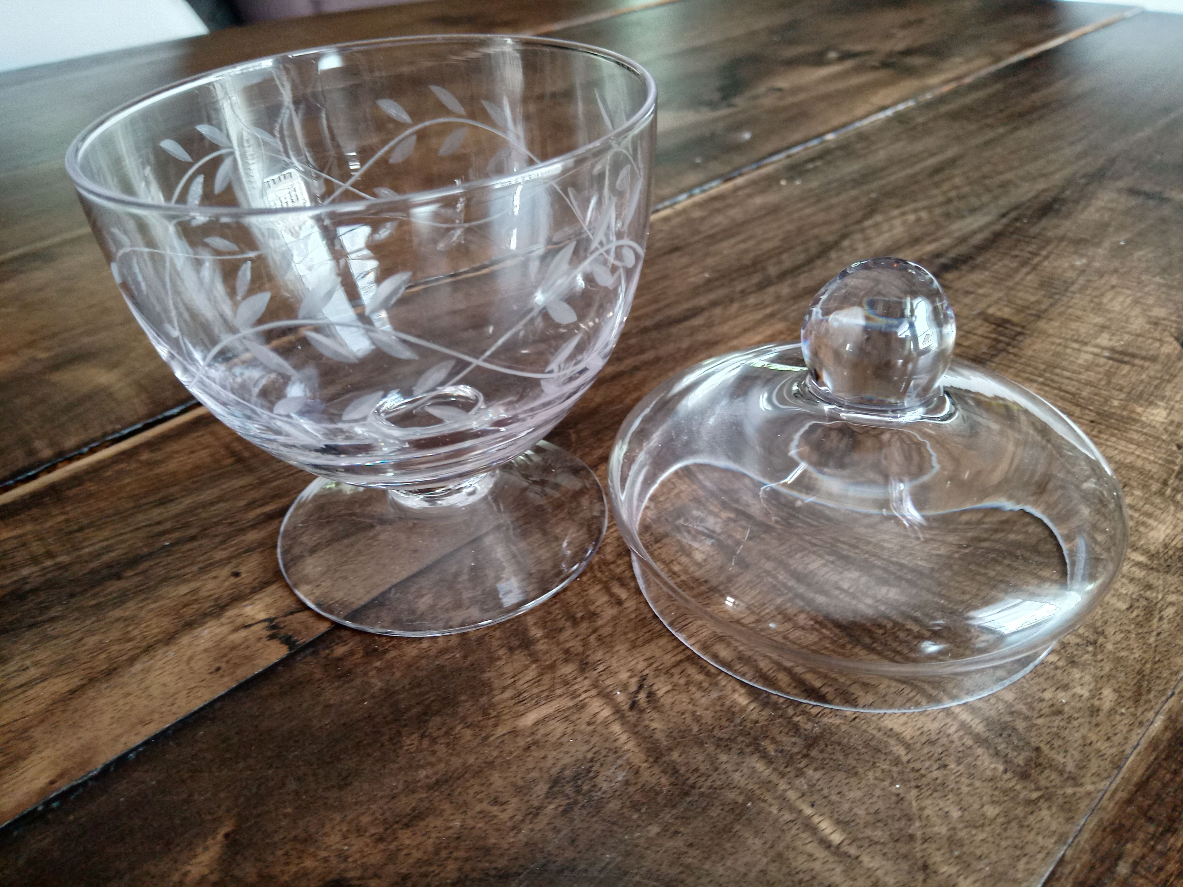 Vintage jewelry box in glass chiseled with leafy foliage on peder with lid
