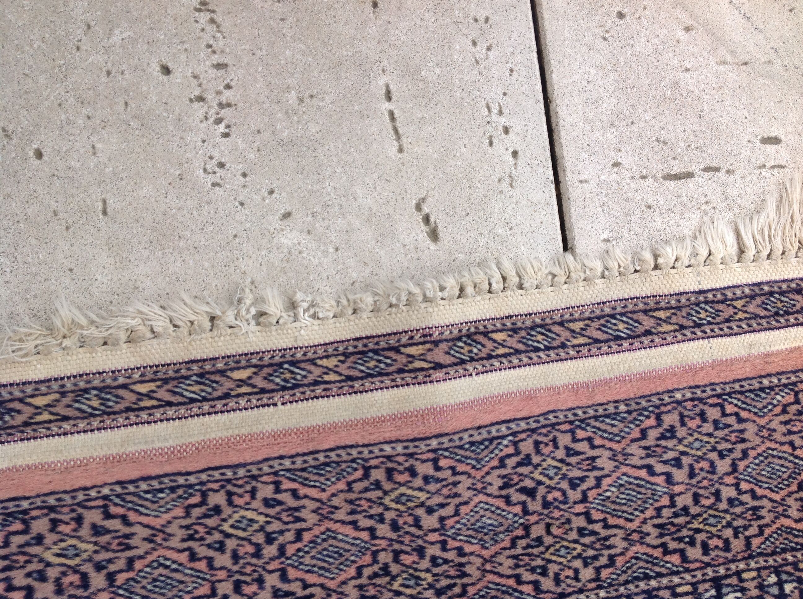 Rectangular oriental rug 153 x 91 cm