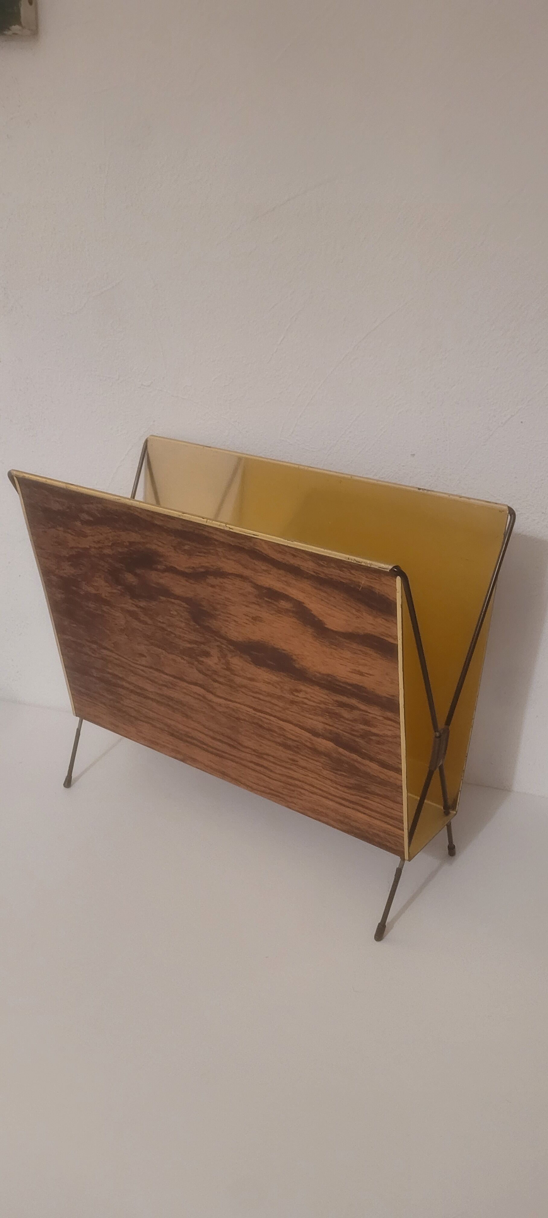 Porte magazine vintage impression bois et laiton