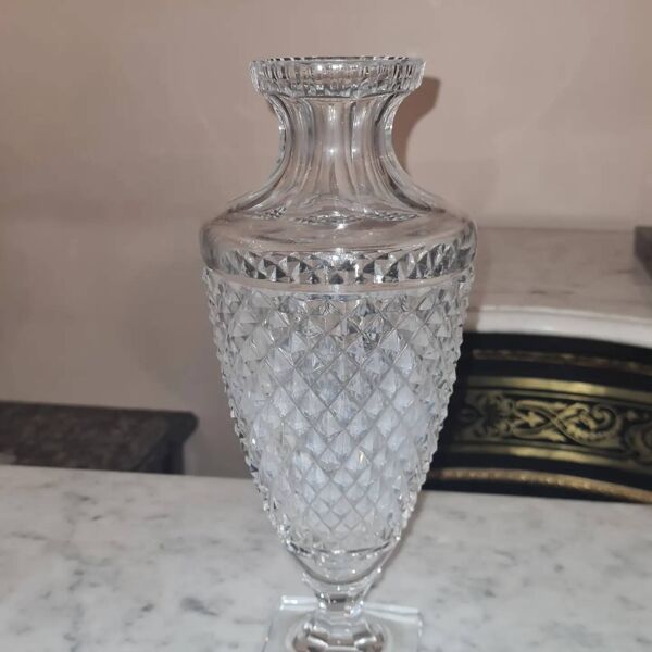 Cristallerie saint louis - vase balustre sur piédouche en cristal taillé en pointe de diamant signe