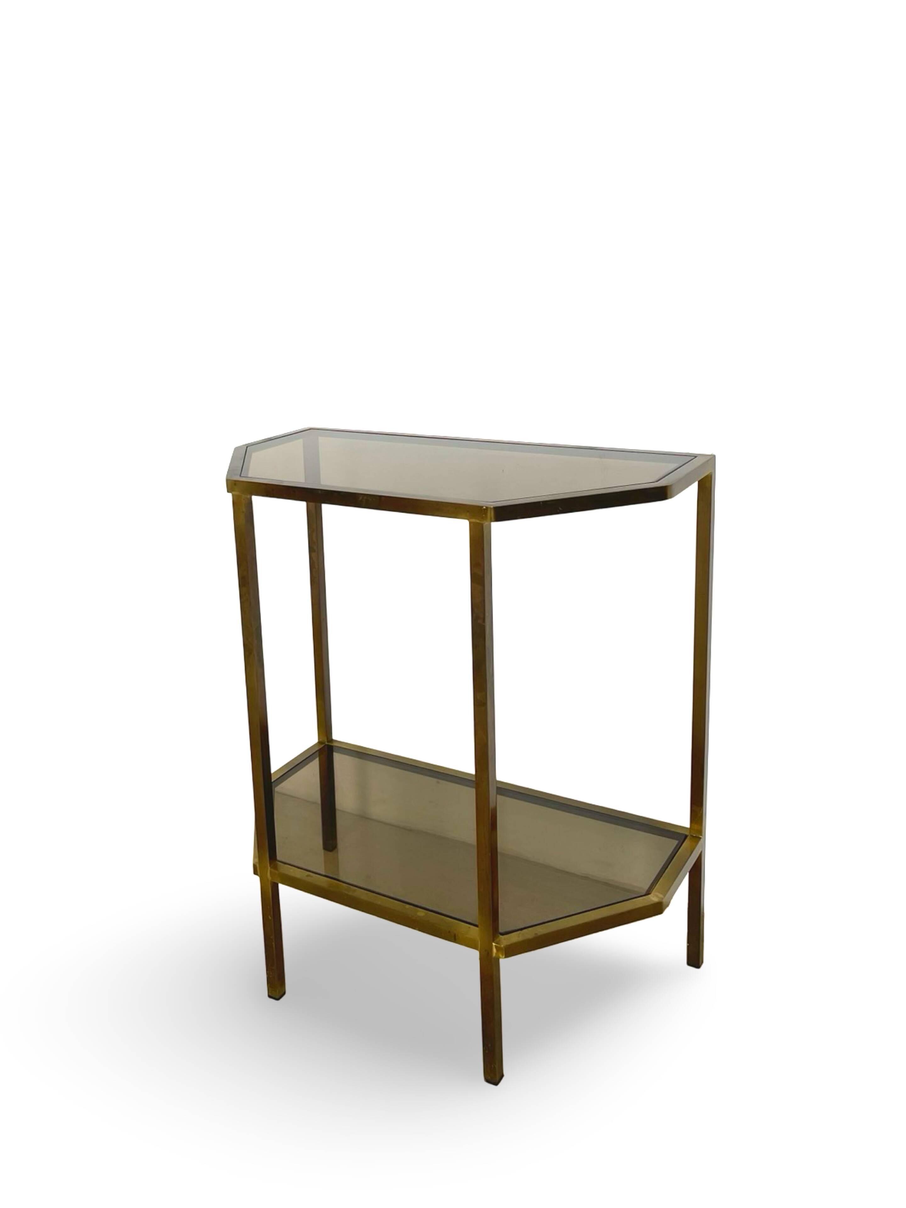 Table d'appoint italienne demi-hexagonale en laiton des années 1970.