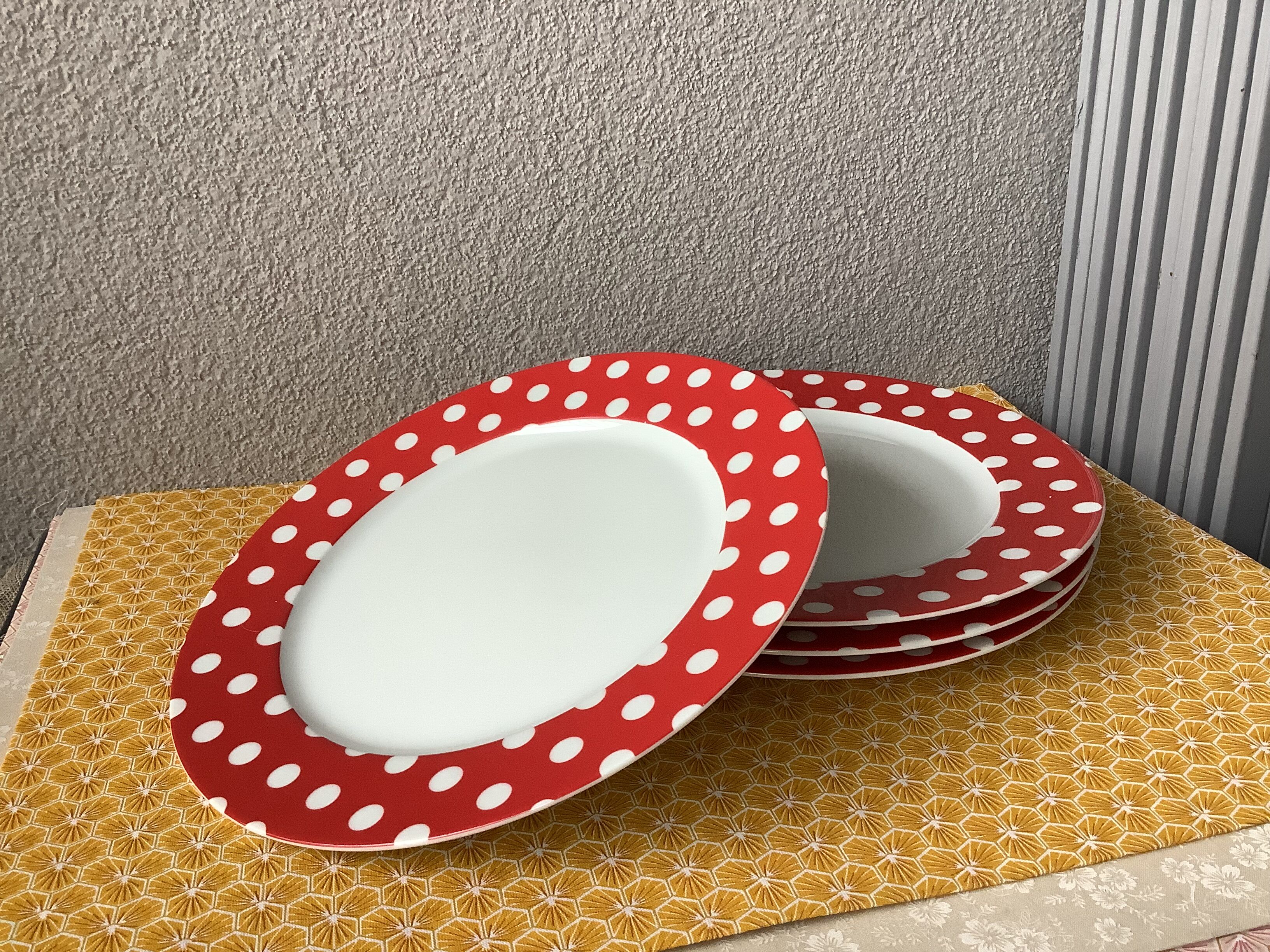 Polka dot plates Guy Degrenne
