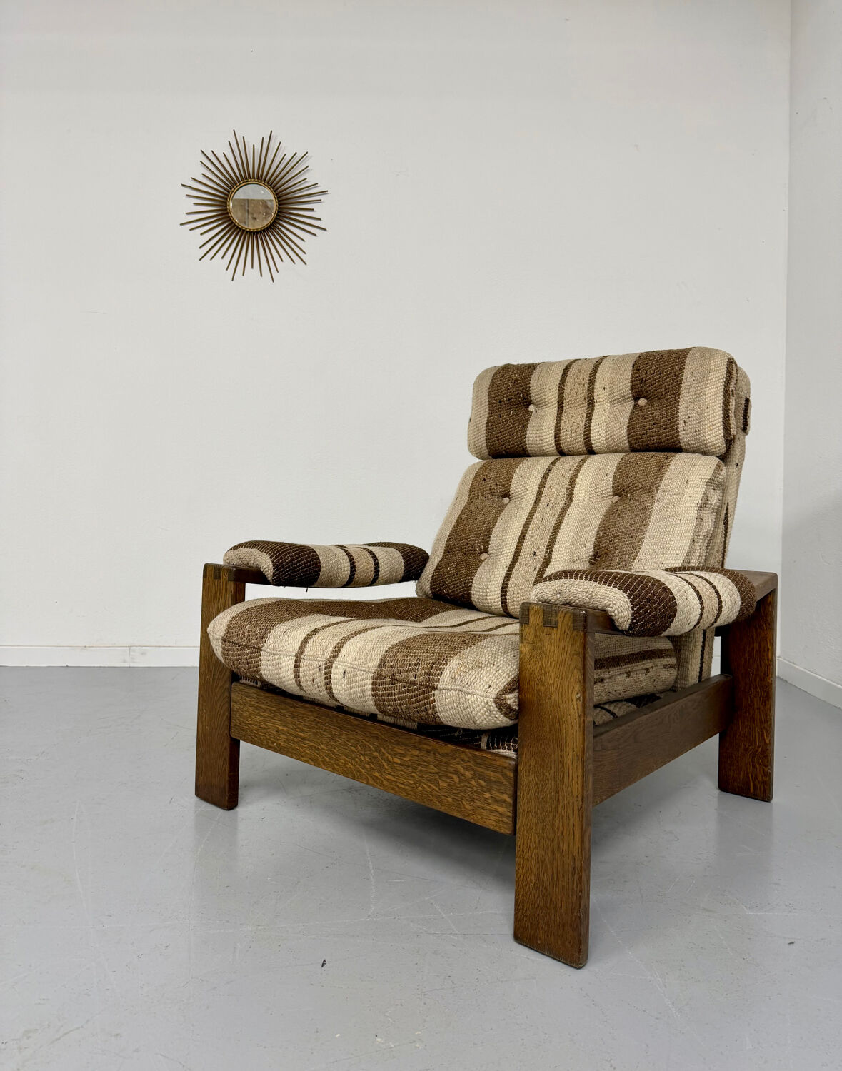 Vintage 1970s design armchair made of wood and fabric.