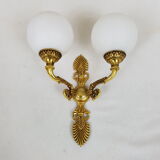 Wall light in gilded bronze and opaque glass globe