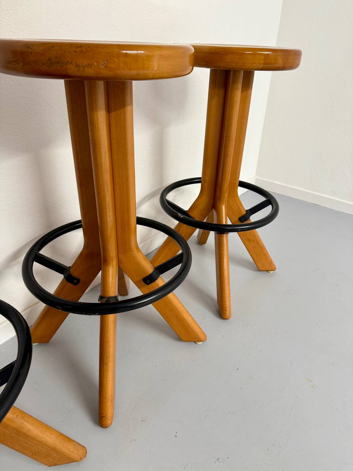 Set of 4 solid elm wood bar stools, vintage 70s design