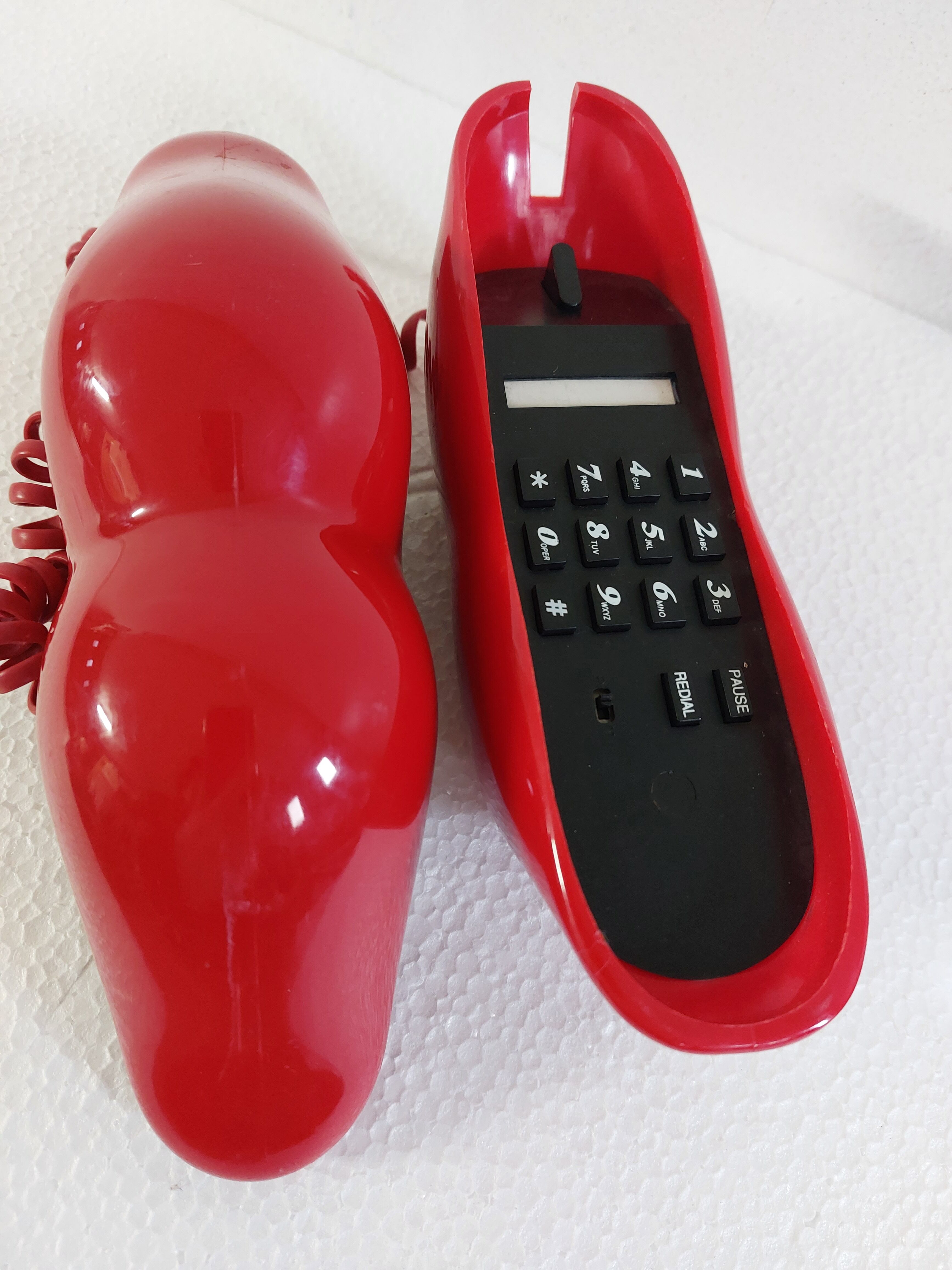 Vintage red lips phone