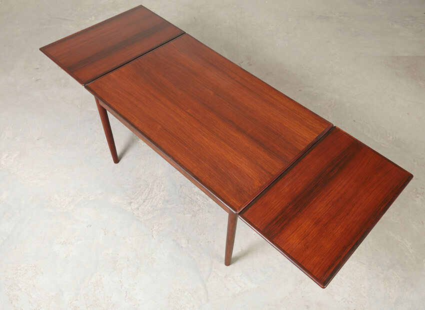 Extensible in the 1960s rosewood dining table.