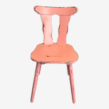 Chaise de ferme pâtinée rose