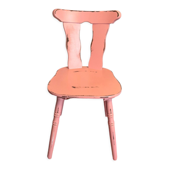 Chaise de ferme pâtinée rose