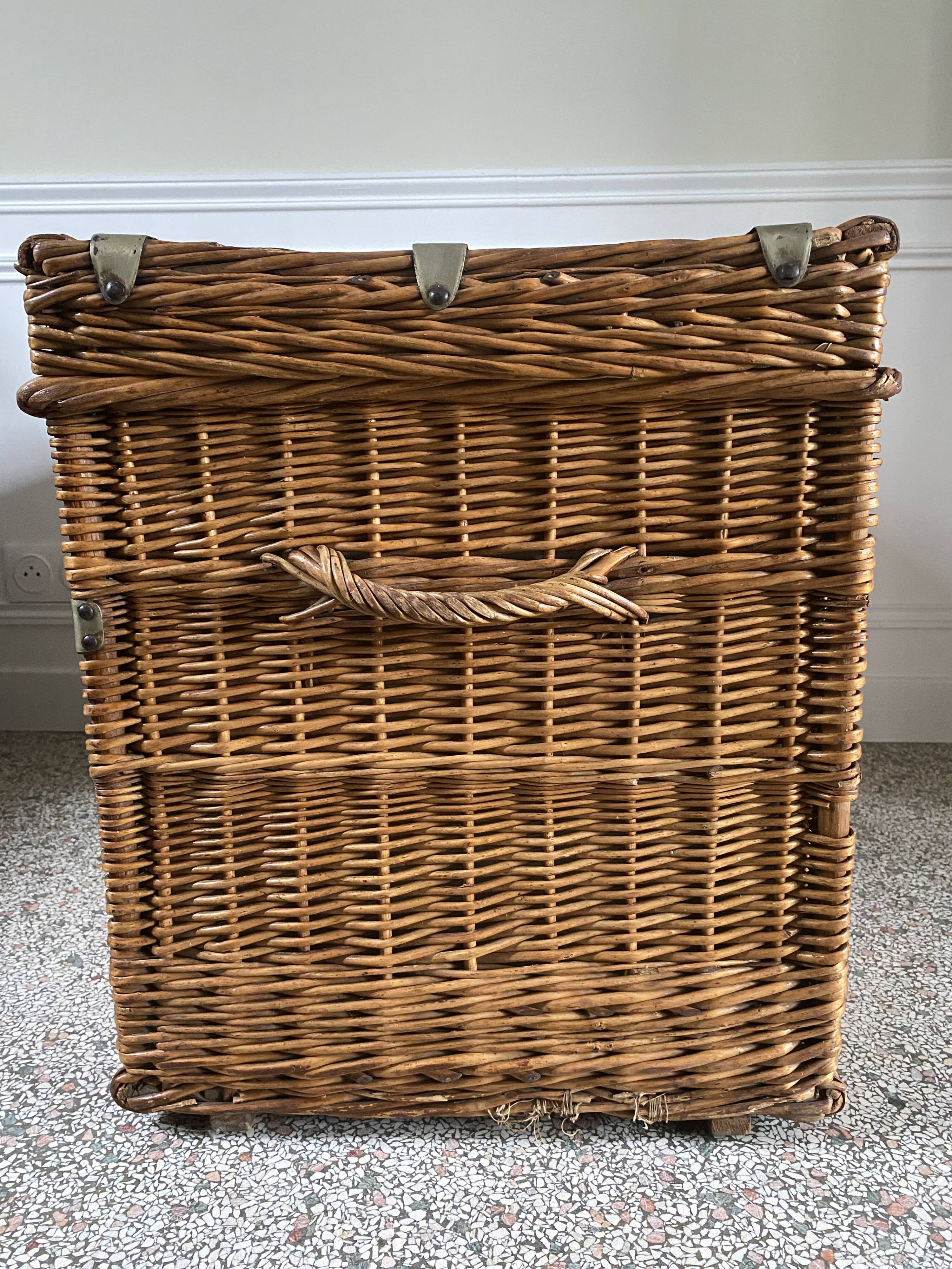 Malle / coffre en osier rotin vintage doublé tissu vert