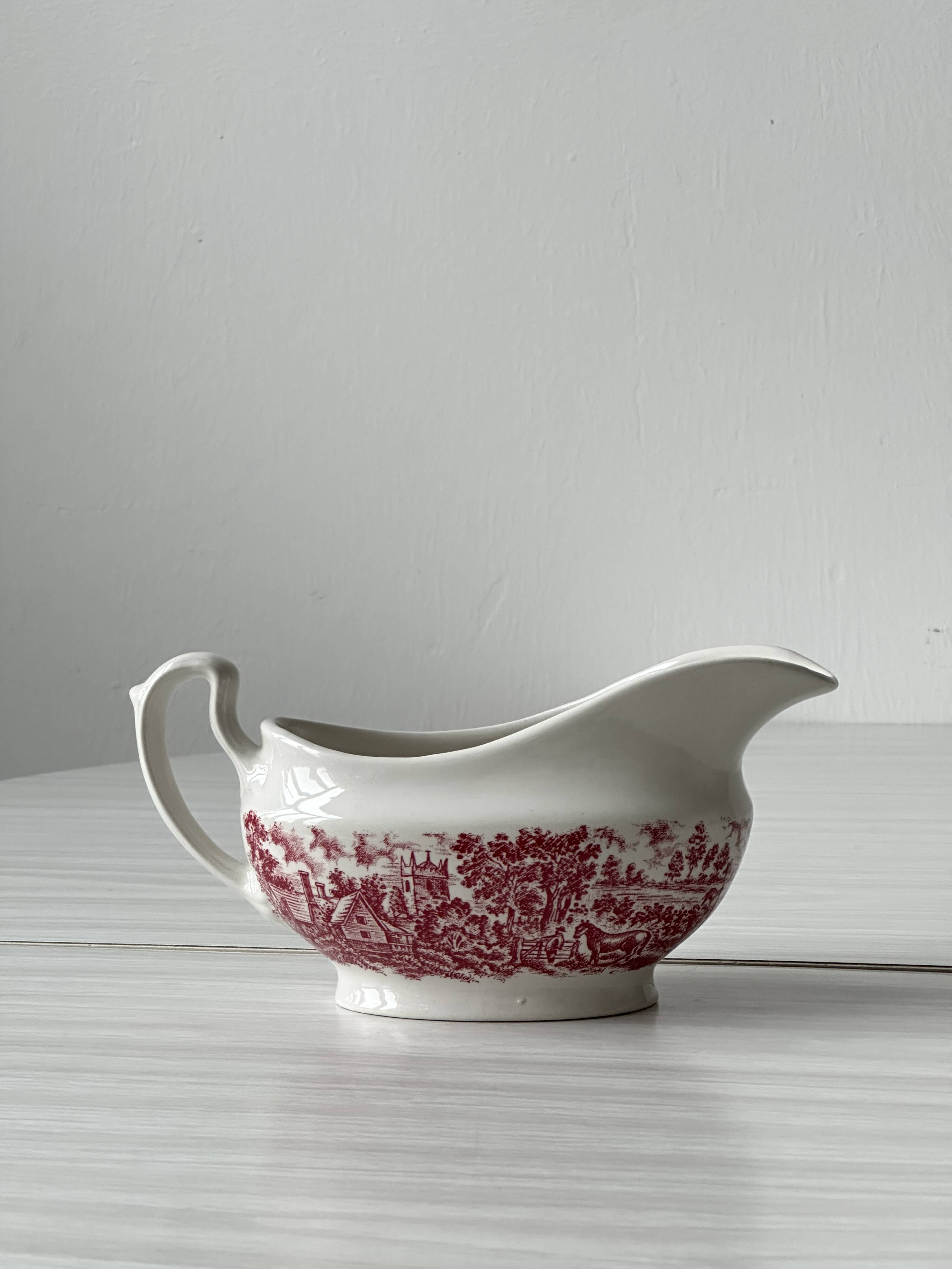 Porcelain gravy boat 'The constable series Bicentennial' pink