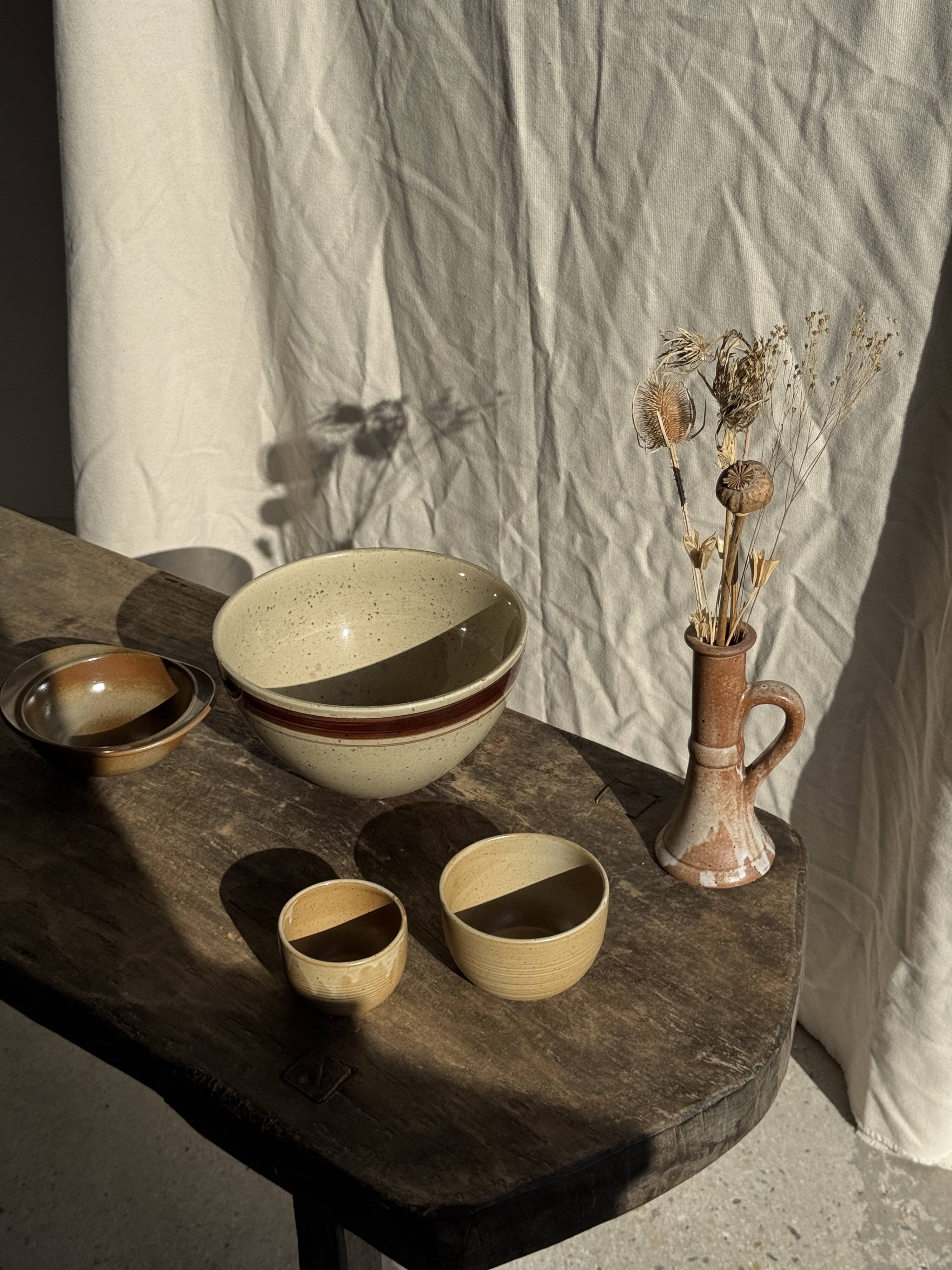 Large speckled beige salad bowl with ochre trim H14 D25