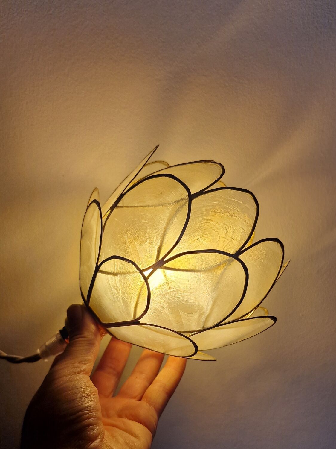 Mother-of-pearl flower in portable lamp or suspension
