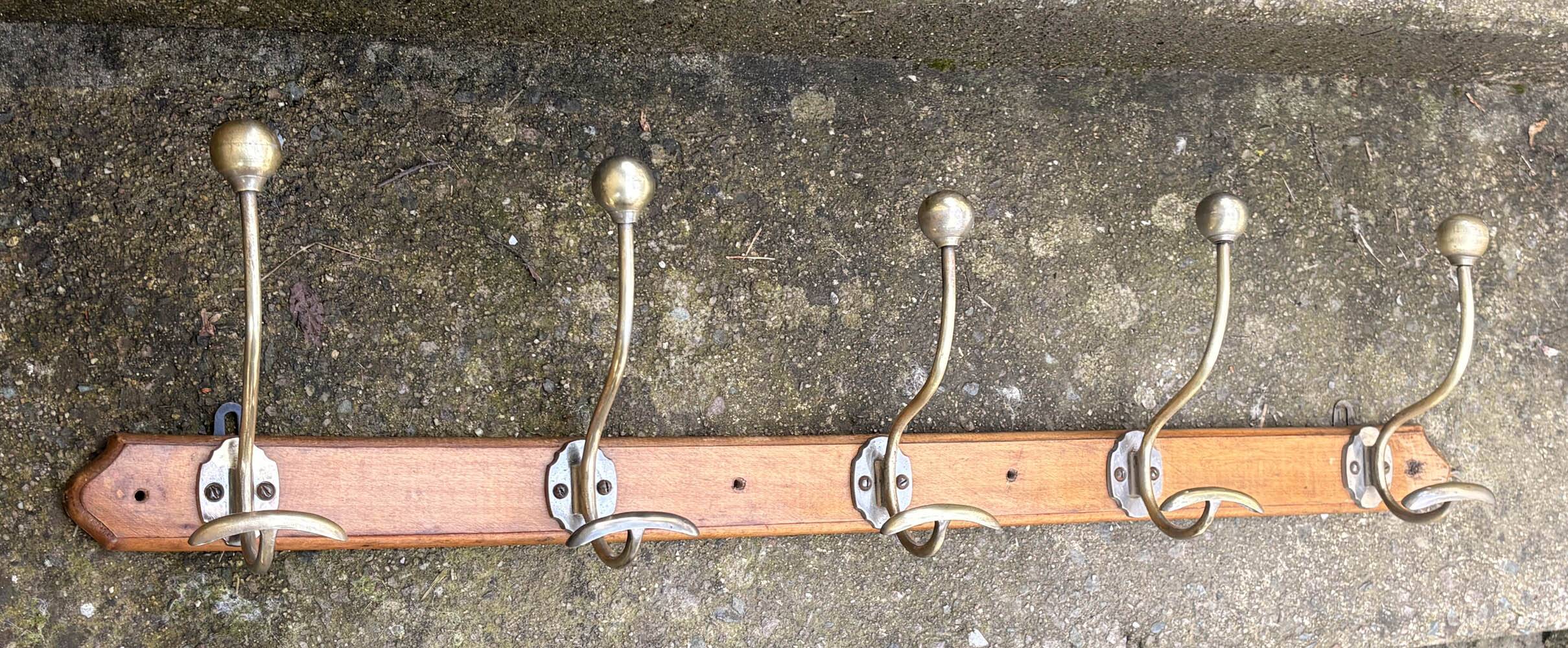 Large vintage wall coat rack with 5 brass and wood hooks – bistro